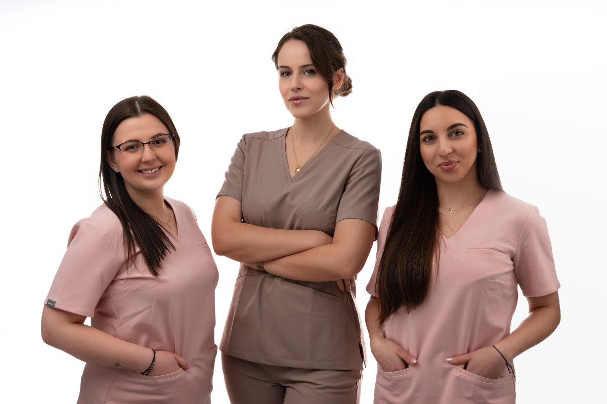 Kosmetolodzy Klaudia Szczech i Karolina Jaskólska z dr n. med. Martą Kasprowicz-Furmańczyk